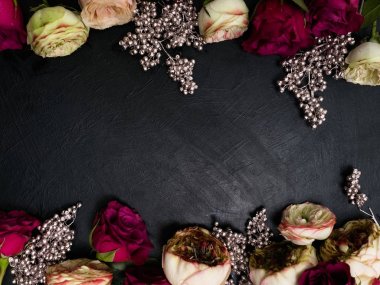 Gotik düğün çiçek bordo gül aranjmani