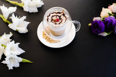 sıcak nefis cappuccino kahve koyu arka plan