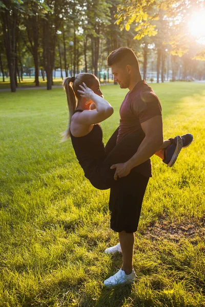 Amor deportista pareja apoyo entrenamiento al aire libre —  Fotos de Stock