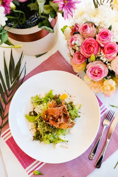 Läcker celebrative sallad frukost — Stockfoto