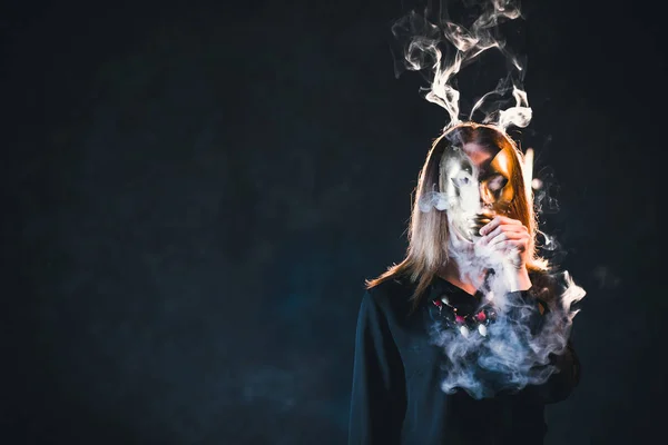 Женщина никотин испарения пассивной опасности курильщика — стоковое фото
