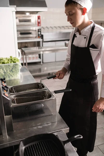 Estudiante cocinar lado trabajo restaurante formación —  Fotos de Stock