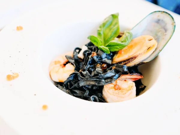 Colazione gourmet pasto pasta nera frutti di mare — Foto Stock