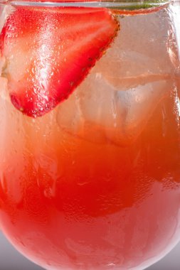 sağlıklı taze yaz Çilekli kokteyl kavramı