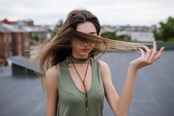 Vreemdeling mooie vrouw lopen op het dak — Stockfoto