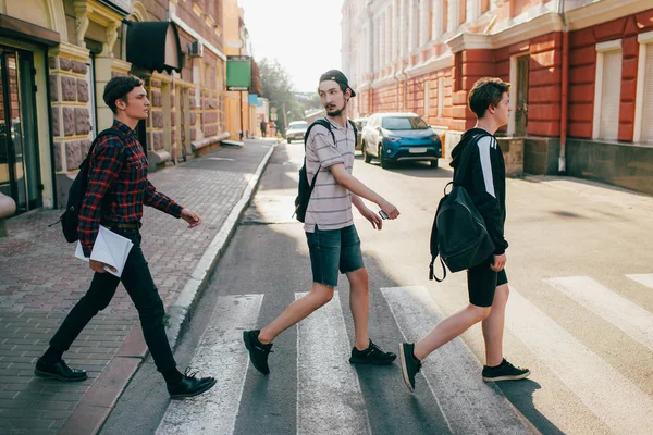 Urbano calle estilo de vida bffs adolescente crosswalk — Foto de Stock