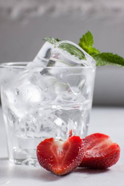 serin canlandırıcı çilek yaz içki genel kavram