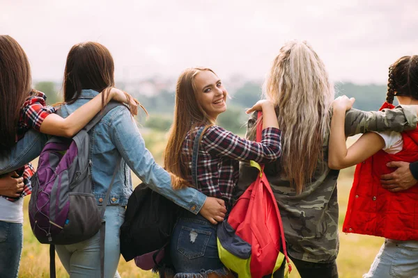 Abrazos amistosos admiran concepto de turismo de naturaleza — Foto de Stock