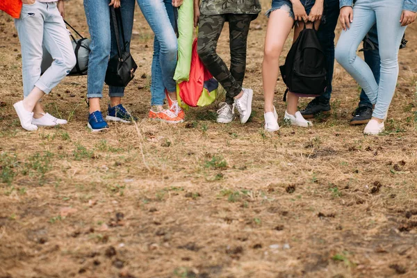 Ludzie turystyka buty ogłoszenie koncepcja. — Zdjęcie stockowe