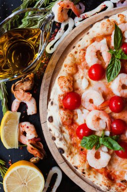 Deniz ürünleri pizza domates karides Akdeniz yemekleri