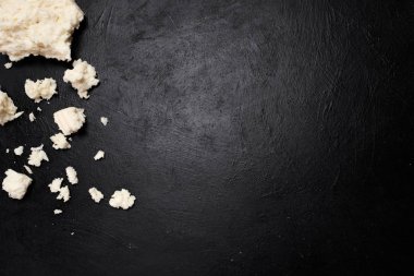 koyu arka plan üzerinde beyaz peynir çökmekte