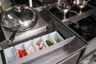 taze malzemelerle vejetaryen yemek pişirme.