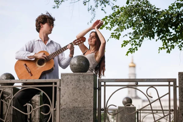 Романтическая городская пара гитарная музыка — стоковое фото