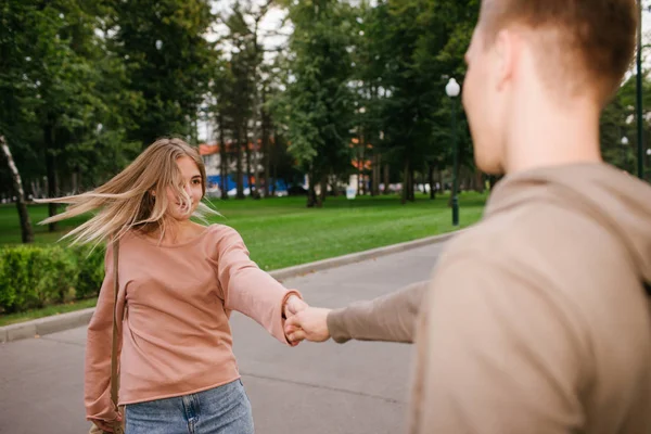 Tiener paar straat dansen vriendschap jeugd — Stockfoto