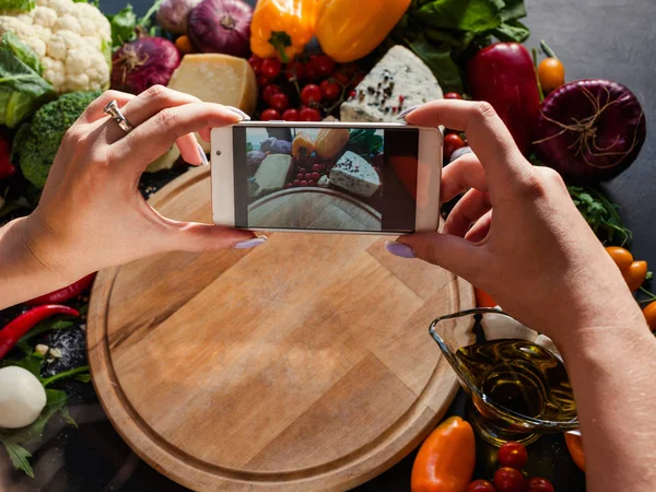 Voedsel blogger nemen foto smartphone netwerk — Stockfoto