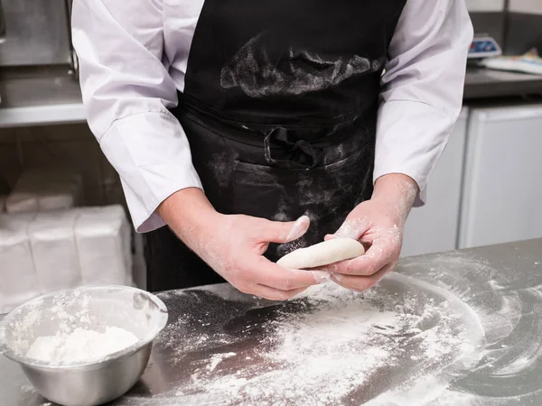 Chef preparar pizza tradicional masa harina desordenado —  Fotos de Stock