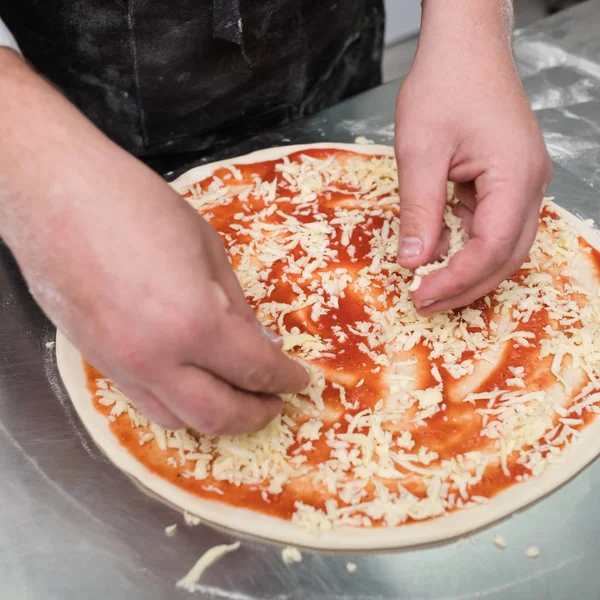 Pizza cozinhar adicionar queijo refeição deliciosa — Fotografia de Stock