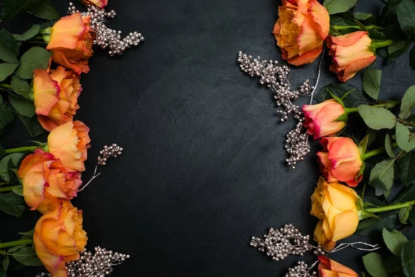 turuncu kırmızı sonbahar güller koyu arka plan