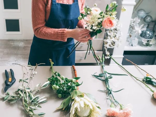 Çiçekçi yaratıcı çalışma tarzı çiçek aranjmanı