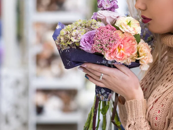 Premier bouquet romantique date fleurs délicates — Photo