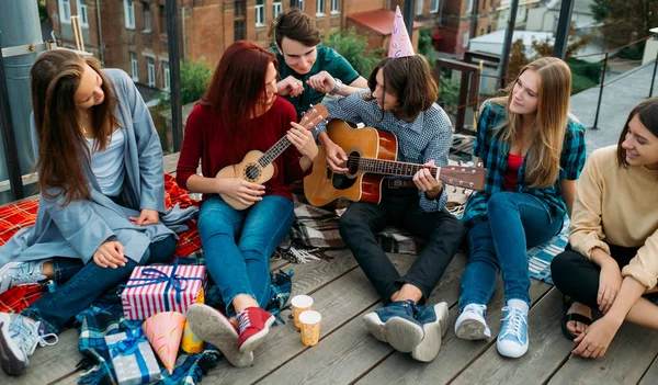 Freunde hören Straßenmusiker spielen Kunst Freizeit — Stockfoto