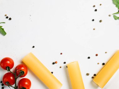 Beyaz arka plan üzerinde yemek tarifi için boş alan