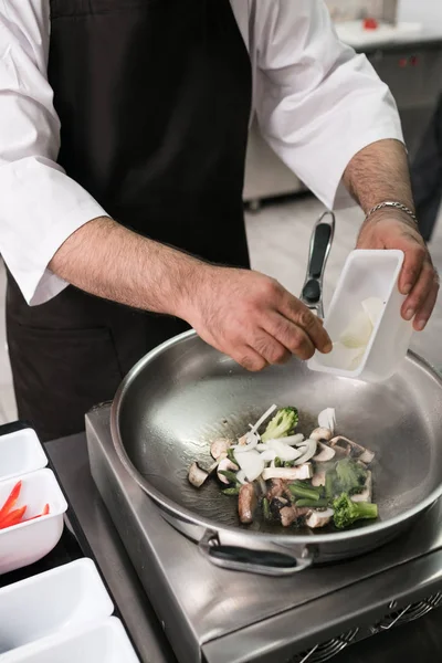 Chef trabalha restaurante cozinha preparando refeição — Fotografia de Stock