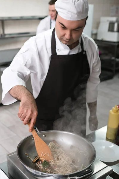 Chef obras restaurante cocina preparando la comida —  Fotos de Stock
