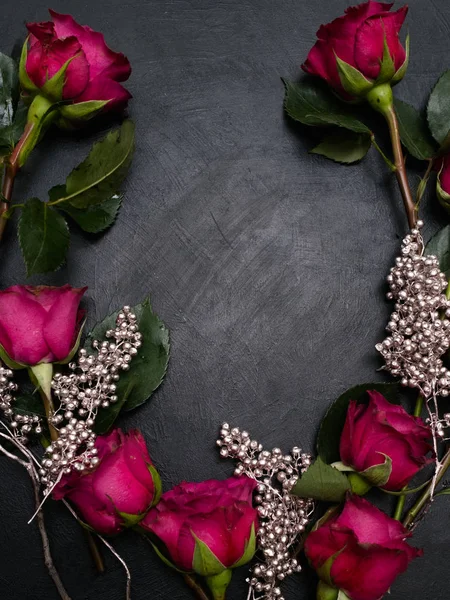 kırmızı gül çelenk gümüş dekor koyu arka plan