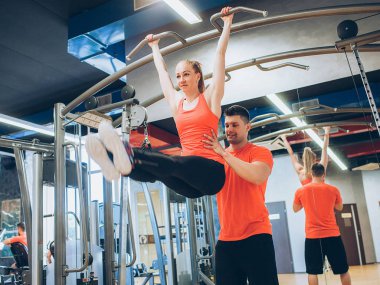 Pull-up mutlu eğitim jimnastik salonu kadın spor kavramı.