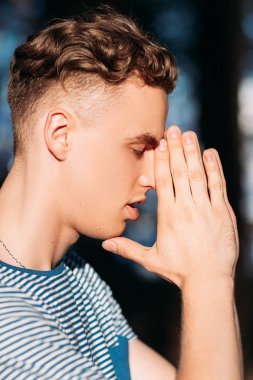 Yakışıklı adam orman kavramı dua.