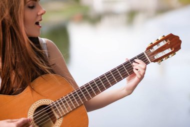 Gitar romantik kadın şehir müzisyen kavramı