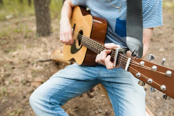 音乐生活方式人演奏吉他自然概念. — 图库照片