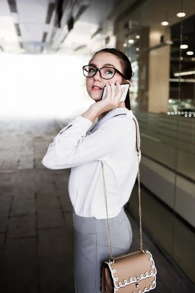ビジネス女性のライフ スタイルの携帯電話通信 — ストック写真