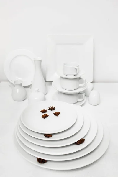 Белая посуда стильная роскошная посуда — стоковое фото