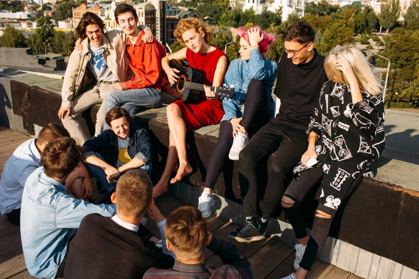 Jóvenes viajar europe sentarse azotea cantar disfrutar sonrisa — Foto de Stock