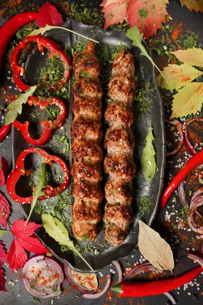 Smažený šťavnatý kebab maso blízkovýchodní kuchyně — Stock fotografie