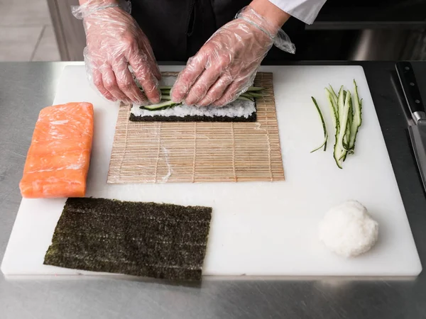 taze malzemelerle Şef hazırlanıyor suşi rulo