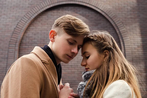 Casal concurso sensual abraço amor adolescente relacionamento — Fotografia de Stock