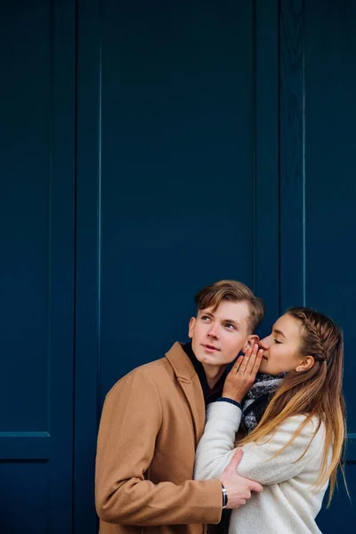 Declaración de amor secreto susurro compartir emoción — Foto de Stock