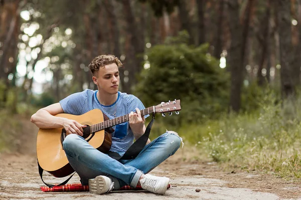 Музыкальный образ жизни человека, играющего на гитаре . — стоковое фото