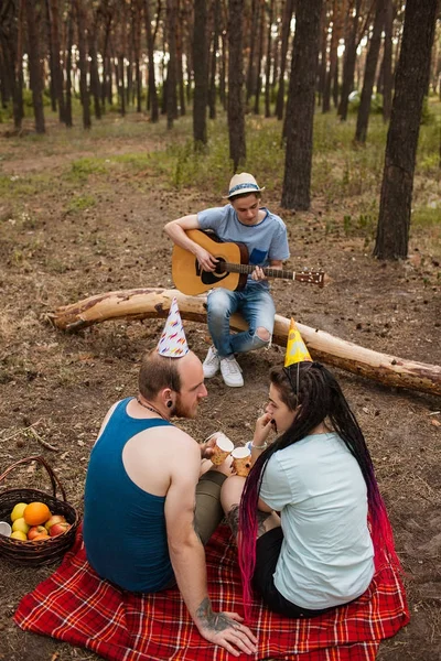 Przyjaciele gitara muzyka piknik party charakter koncepcji. — Zdjęcie stockowe