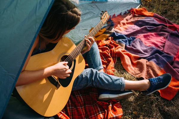 Turysta dziewczyna gra gitara koncepcja. — Zdjęcie stockowe