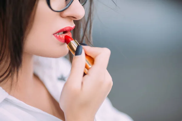 Maquillaje de lápiz labial rojo sensual mujer provocativa — Foto de Stock