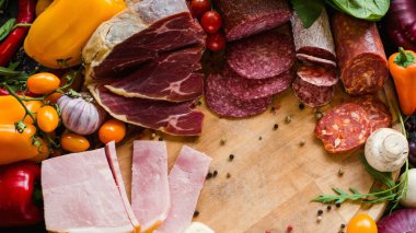 kızarmış et sosis salam seçimi lezzetli yemekler