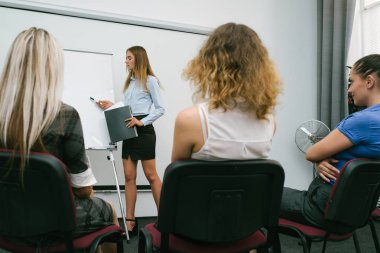 kadın kursları geliştirme iş beceri yol açar.