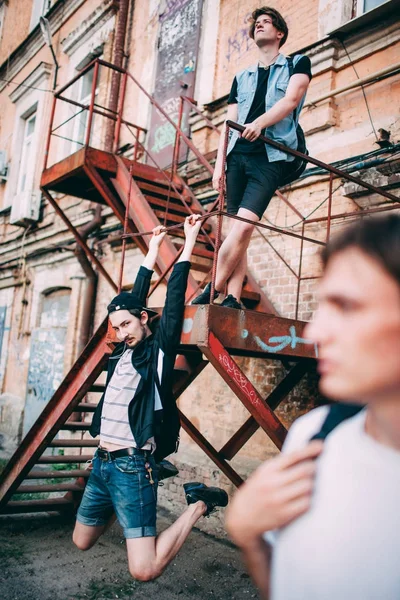 Teenagers hang out urban youth style leisure — Stock Photo, Image