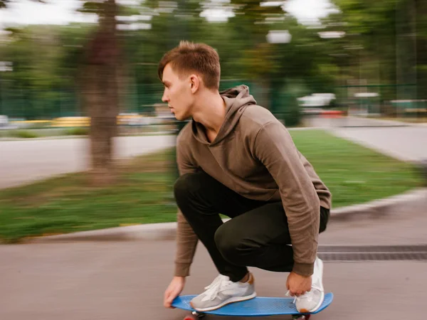 Skater jongen moderne hipster levensstijl vervagen snelheid — Stockfoto
