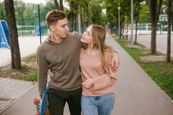 Подростки встречаются романтические отношения любовное занятие — стоковое фото