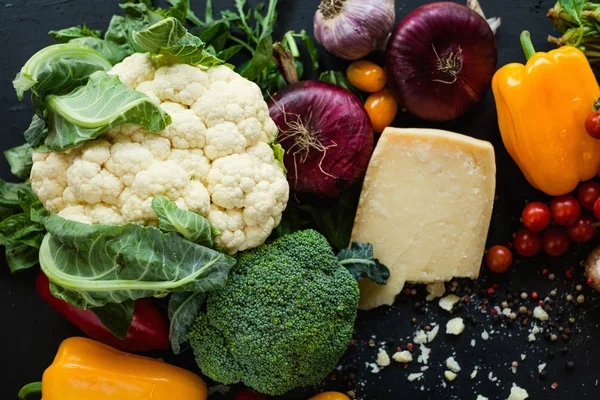 Овощи цветной капусты ассортимент органических продуктов питания — стоковое фото